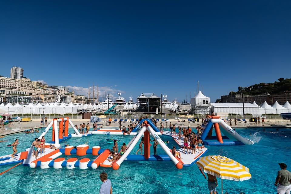 Parcours aquatique gonflable complet installé dans un bassin de collectivité