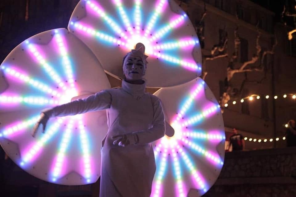 Personnage de parade aux grandes ailes lumineuses LED