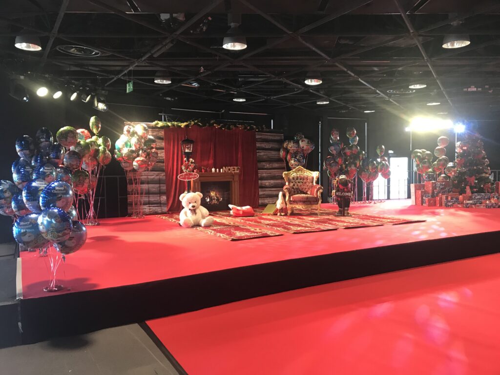 Scène de Noël complète avec tapis rouge, ballons et sapin pour un arbre de Noël de comité d entreprise à Cannes
