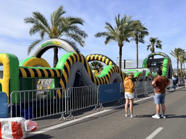 Grand parcours d'obstacles gonflable installe sur le front de mer de Cagnes-sur-Mer lors des Dimanches Malins