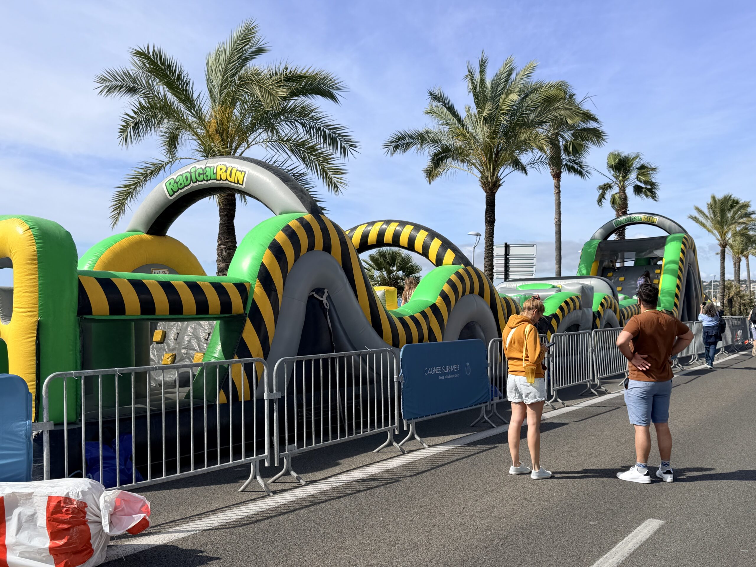 Grand parcours d'obstacles gonflable installe sur le front de mer de Cagnes-sur-Mer lors des Dimanches Malins
