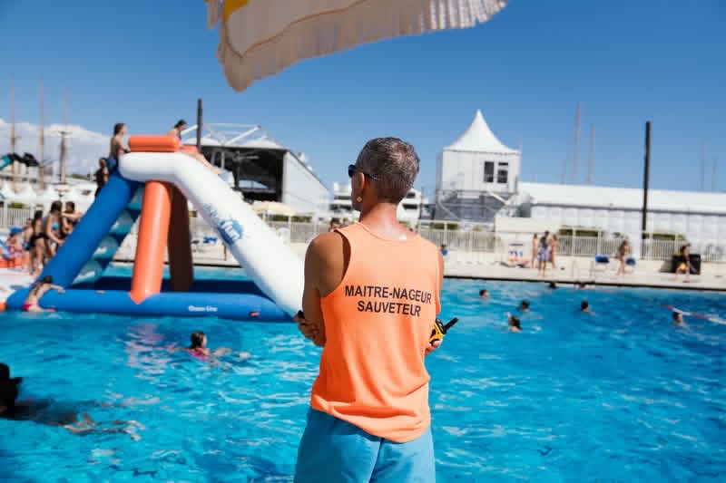 Maître-nageur sauveteur surveillant le bassin pendant une animation parcours aquatique