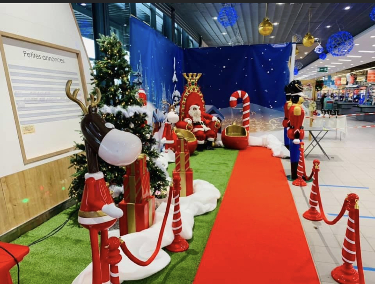 Décor de Noël complet en centre commercial avec trône du Père Noël et tapis rouge