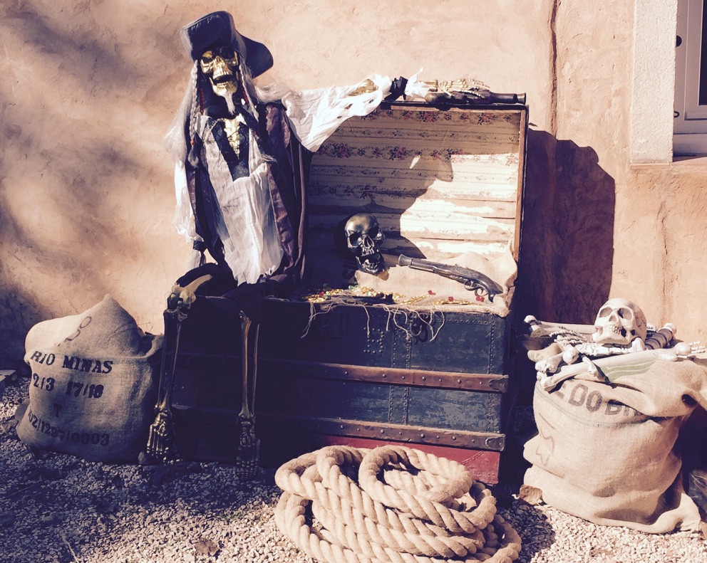 Décor pirate avec coffre au trésor, squelette et cordage