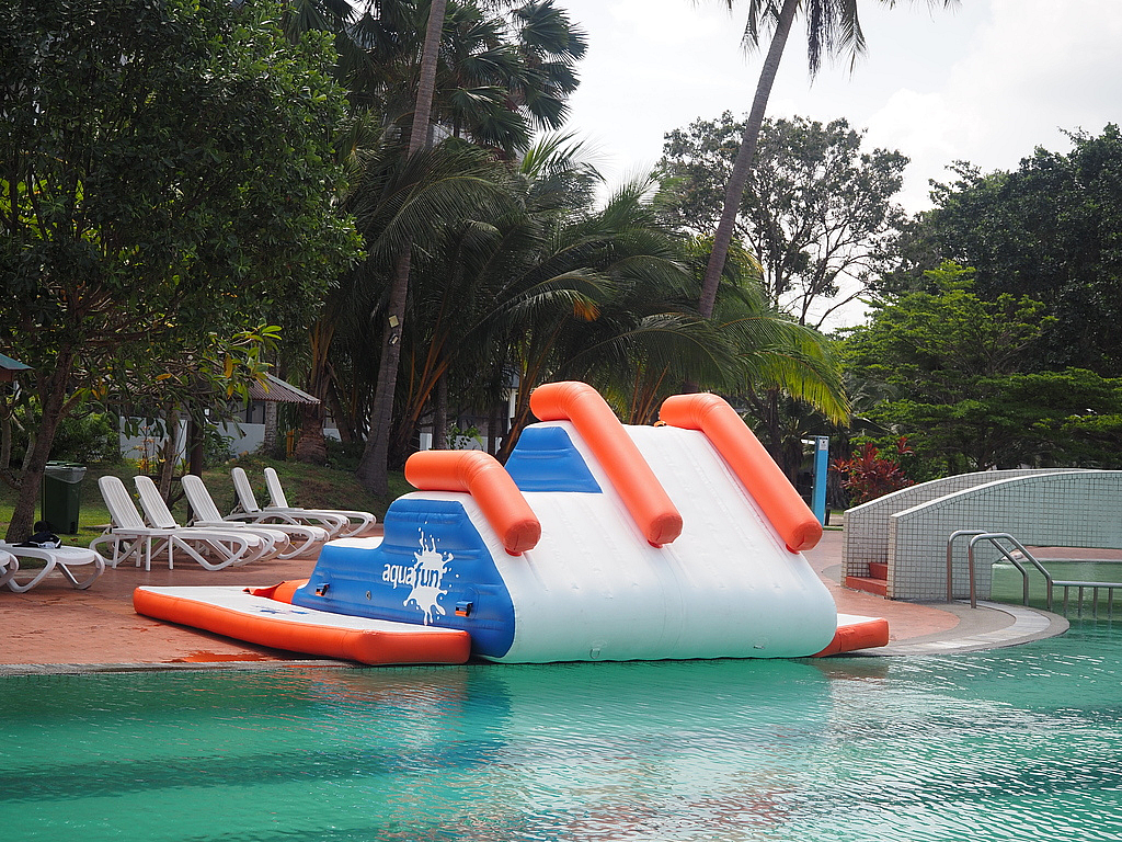 Toboggan gonflable de piscine vu de face avec rampes de sécurité