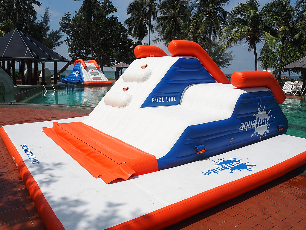 Toboggan gonflable de piscine équipé de son tapis de sécurité