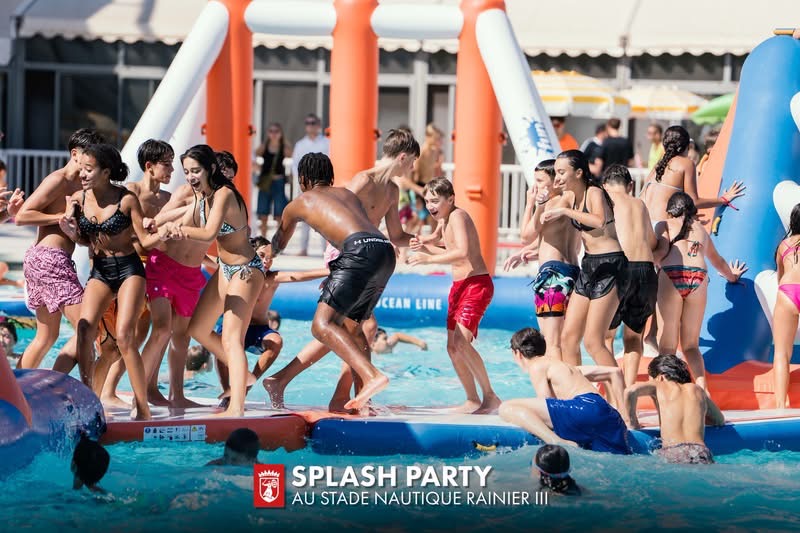 Adolescents en pleine animation sur un parcours aquatique gonflable en piscine municipale