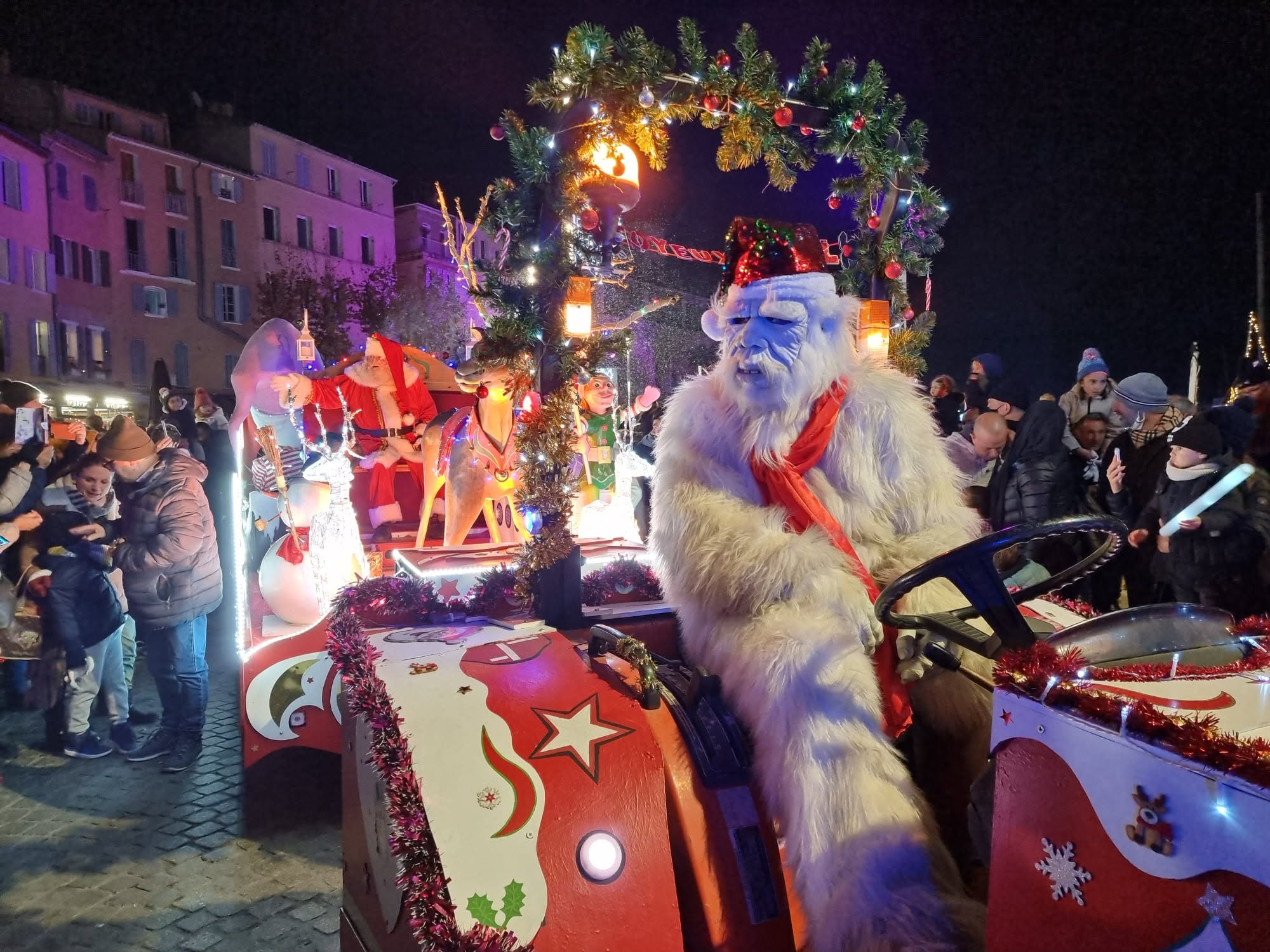 Char du Père Noël décoré et illuminé lors d'une parade de fin d'année
