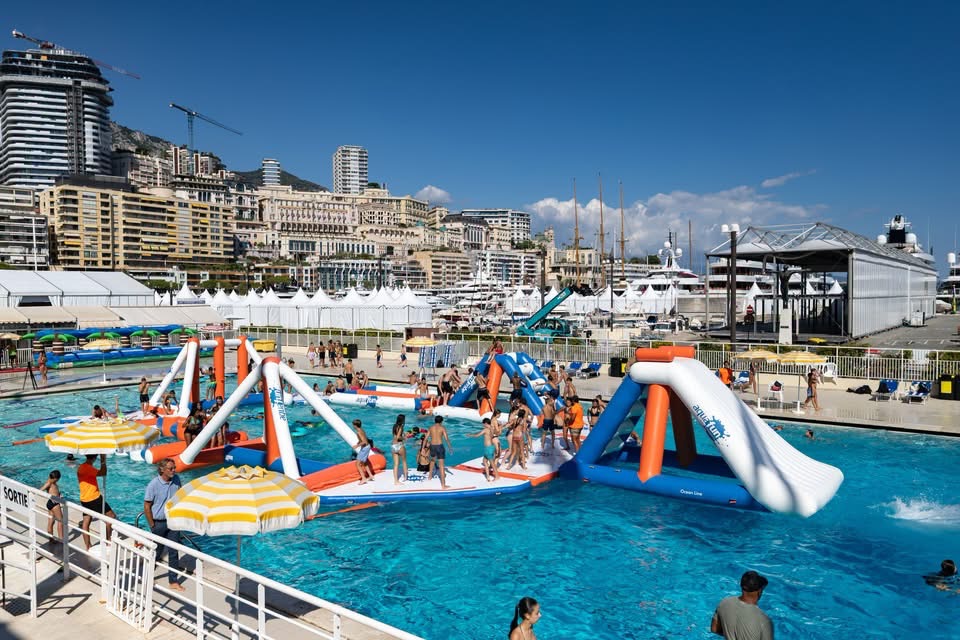 Parcours aquatique gonflable installé dans la piscine municipale du Stade Nautique Rainier III à Monaco